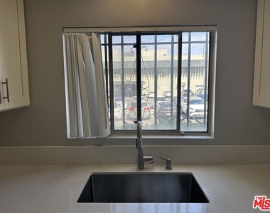 326 S Serrano Avenue - Photo Thumbnail 7