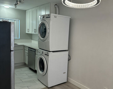 326 S Serrano Avenue - Photo Thumbnail 3