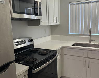 326 S Serrano Avenue - Photo Thumbnail 5