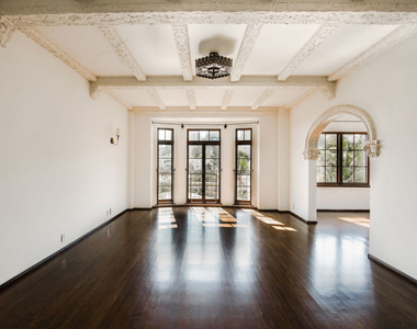 1302 N Sweetzer Avenue - Photo Thumbnail 1
