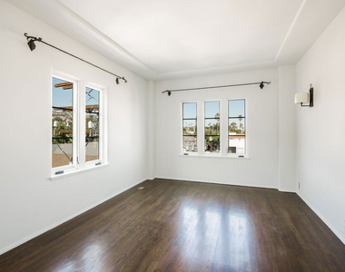 1302 N Sweetzer Avenue - Photo Thumbnail 3