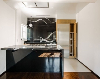 1302 N Sweetzer Avenue - Photo Thumbnail 4