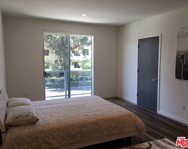 4600 Coldwater Canyon Avenue - Photo Thumbnail 6