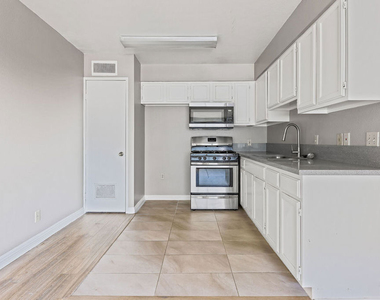 820 S St Andrews Place - Photo Thumbnail 8