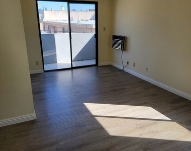 820 S St Andrews Place - Photo Thumbnail 11