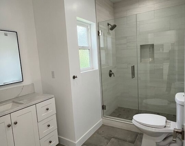 233 N Berendo Street - Photo Thumbnail 15