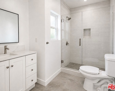 233 N Berendo Street - Photo Thumbnail 6