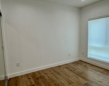 233 N Berendo Street - Photo Thumbnail 4