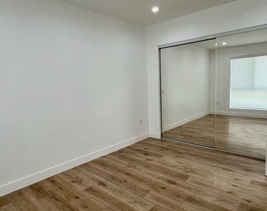 233 N Berendo Street - Photo Thumbnail 8