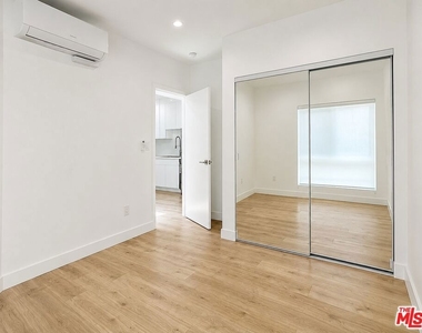 233 N Berendo Street - Photo Thumbnail 8