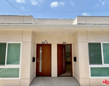 233 N Berendo Street - Photo Thumbnail 10