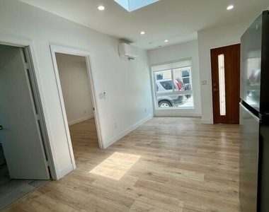 233 N Berendo Street - Photo Thumbnail 12
