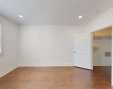 14242 Burbank Boulevard - Photo Thumbnail 6