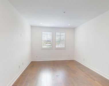 14242 Burbank Boulevard - Photo Thumbnail 7