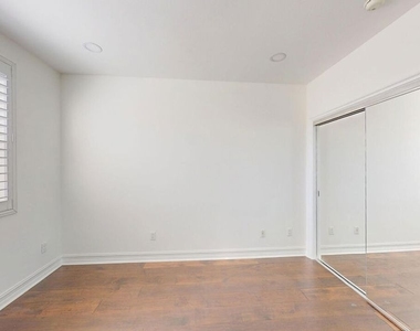 14242 Burbank Boulevard - Photo Thumbnail 11