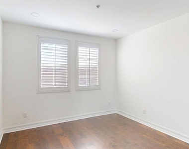 14242 Burbank Boulevard - Photo Thumbnail 12