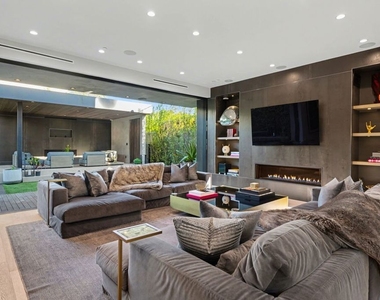 418 N Sweetzer Avenue - Photo Thumbnail 3