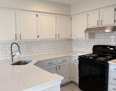 2401 W Rosecroft Village Circle - Photo Thumbnail 10