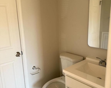 2401 W Rosecroft Village Circle - Photo Thumbnail 6
