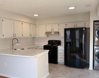 2401 W Rosecroft Village Circle - Photo Thumbnail 12