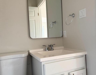 2401 W Rosecroft Village Circle - Photo Thumbnail 7