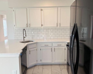 2401 W Rosecroft Village Circle - Photo Thumbnail 9