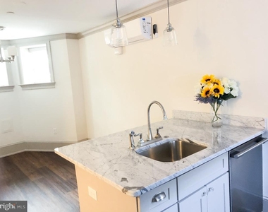 1302 E Capitol Street Ne - Photo Thumbnail 4