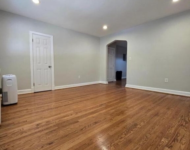 4044 7th Street Ne - Photo Thumbnail 4