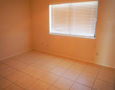 1403 Hermitage Dr - Photo Thumbnail 9