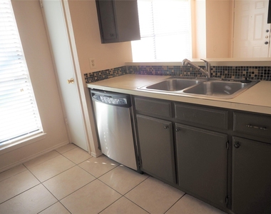 1403 Hermitage Dr - Photo Thumbnail 6