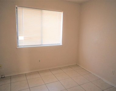 1403 Hermitage Dr - Photo Thumbnail 14
