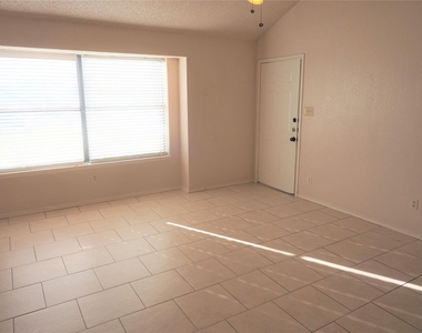 1403 Hermitage Dr - Photo Thumbnail 4