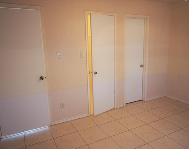 1403 Hermitage Dr - Photo Thumbnail 10