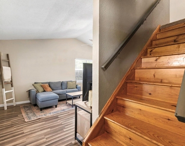 11004 Elm St - Photo Thumbnail 2
