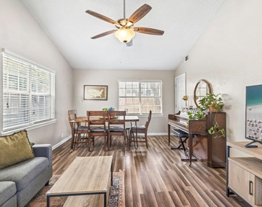 11004 Elm St - Photo Thumbnail 4