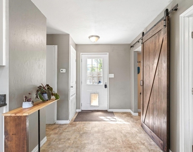 11004 Elm St - Photo Thumbnail 8