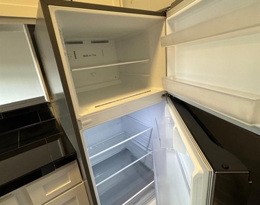 608 W 51st St - Photo Thumbnail 2