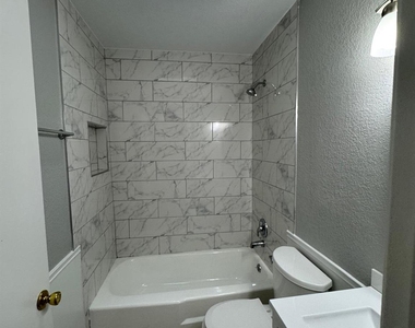 608 W 51st St - Photo Thumbnail 7