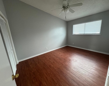 608 W 51st St - Photo Thumbnail 5