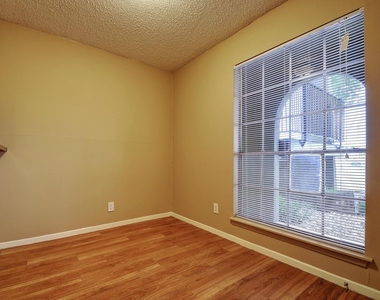 2414 Ventura Dr - Photo Thumbnail 1