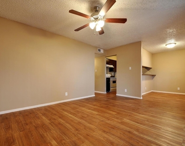 2414 Ventura Dr - Photo Thumbnail 5