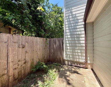 6912 Meador Ave - Photo Thumbnail 12