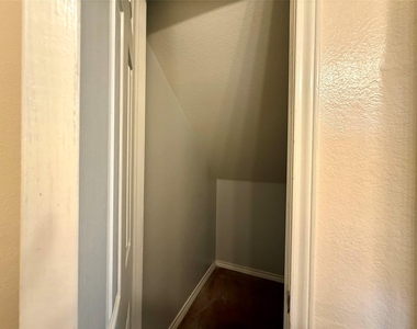 6912 Meador Ave - Photo Thumbnail 5