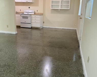 912 Arco Drive - Photo Thumbnail 2
