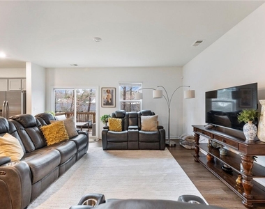 680 Groover Street - Photo Thumbnail 4