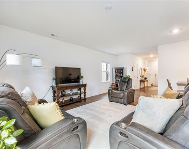 680 Groover Street - Photo Thumbnail 3
