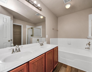 1818 Fergus Park Court - Photo Thumbnail 25
