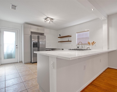 905 Kern Street - Photo Thumbnail 3