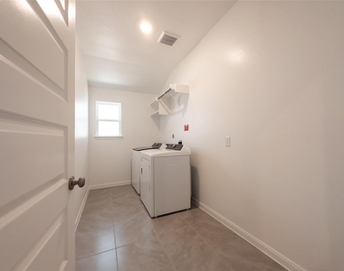 8015 Virginia Drive - Photo Thumbnail 7