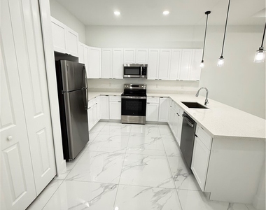 1253 Columbus Boulevard - Photo Thumbnail 1